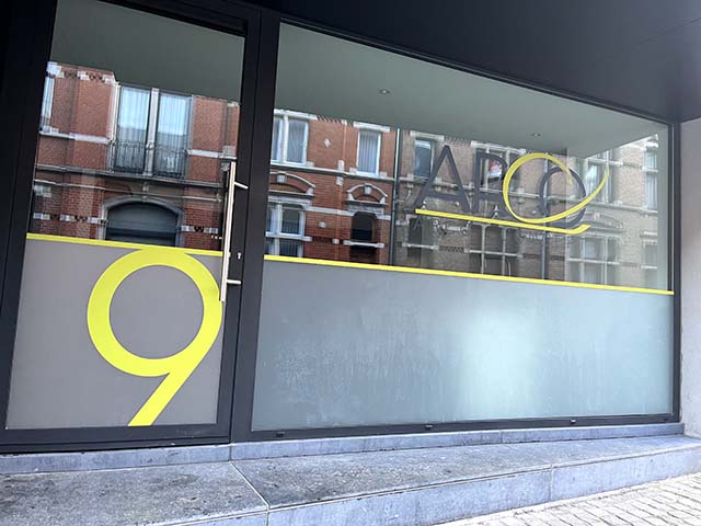 Lettrage vitrine Arco — Inkonic Liège Guillemins