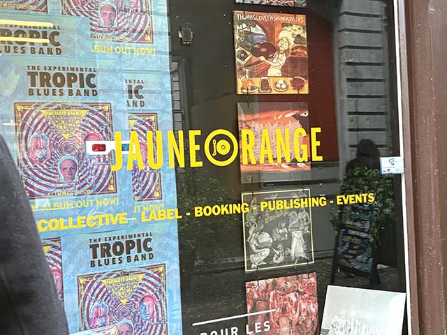 Lettrage mur jaune orange — Inkonic Liège