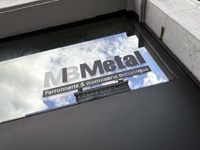 Lettrage vitrine MB Metal — Inkonic Liège