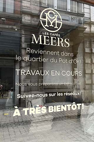 Lettrage vitrine Meers — Inkonic Liège