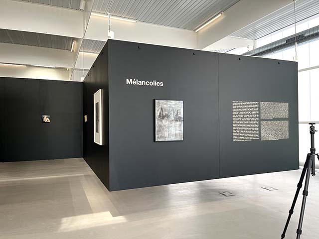 Lettrage vitrine Mélancolies — Inkonic Liège