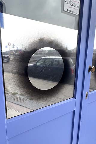 Lettrage vitrine NN Studio — Inkonic Liège