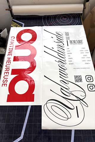 Lettrage vitrine OMA — Inkonic Liège